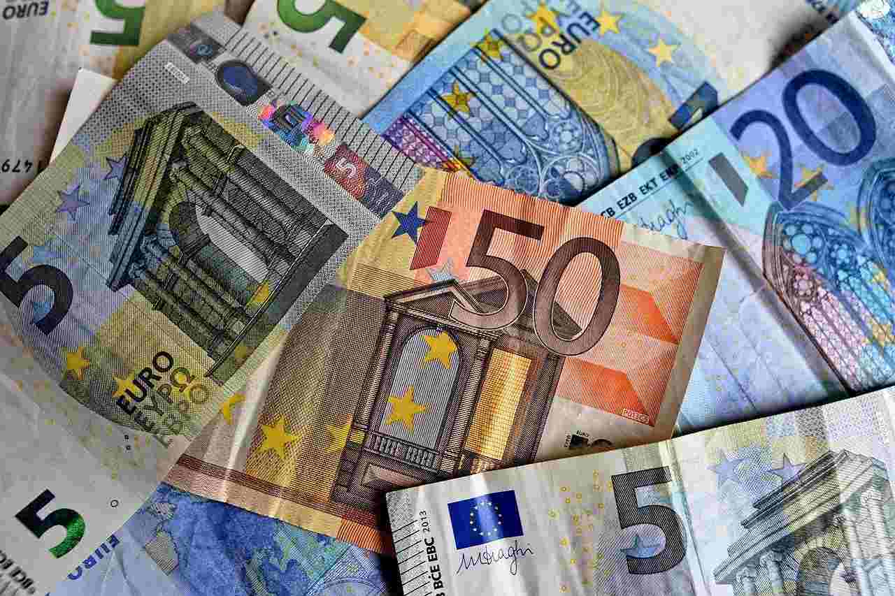 banconote sterlina euro €20 tasse settembre 5 euro