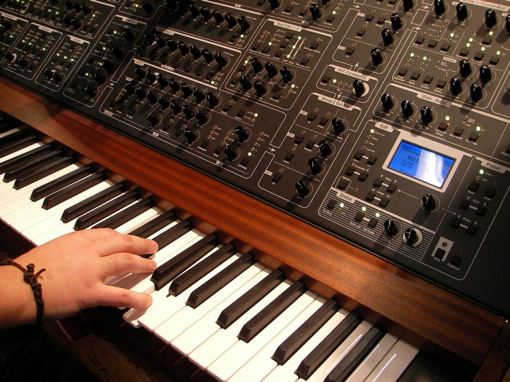 L’invenzione del sintetizzatore Moog che ha colorato la musica degli anni ’70: la storia