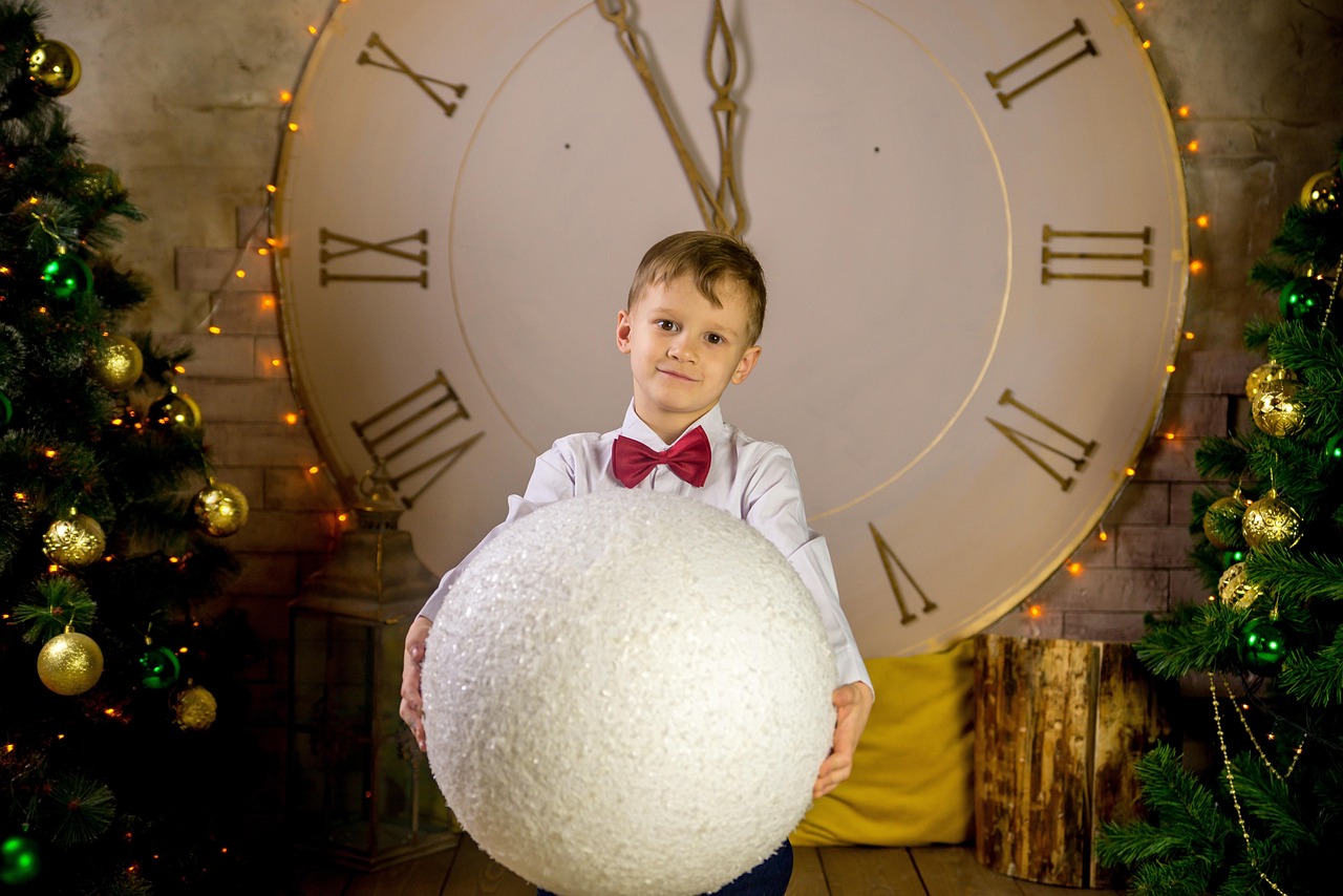 Immagine di un biglietto di auguri colorato per il nuovo anno 2026, decorato con disegni per bambini.