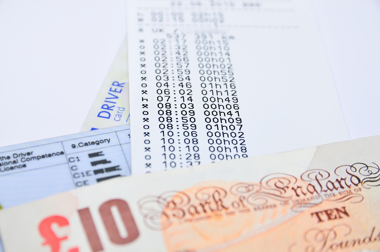 Immagine di un'auto in strada con un cartello stradale e l'argomento "Bollo auto per over 70".