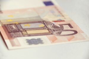 Dettaglio importante su una banconota da 50 euro per identificare possibili frodi.