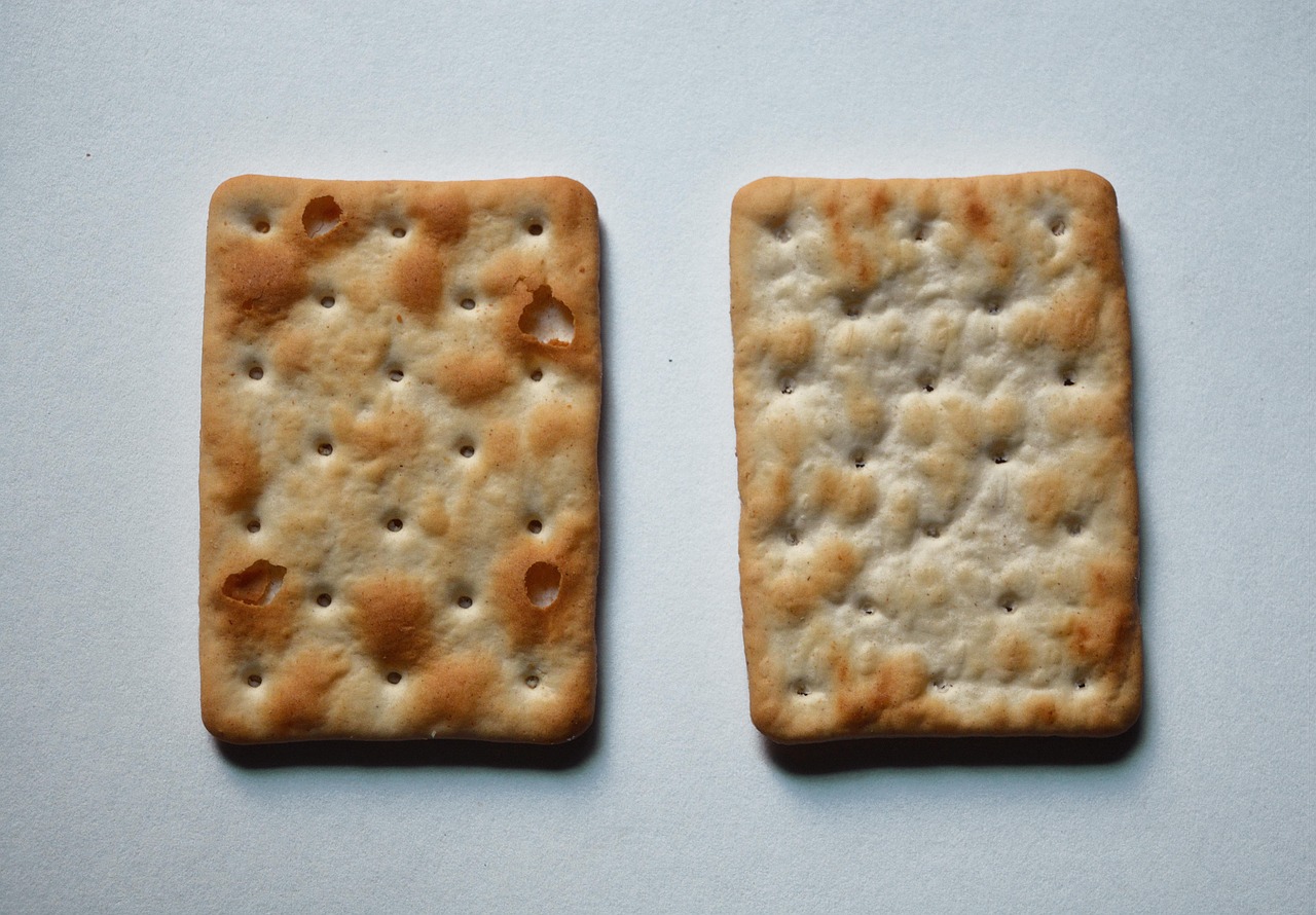 Immagine di un pacchetto di crackers con avviso sui rischi per cuore e glicemia.