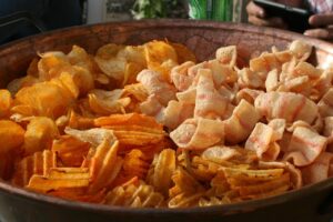 Merendine confezionate su un tavolo, evidenziando ingredienti dannosi per la salute.