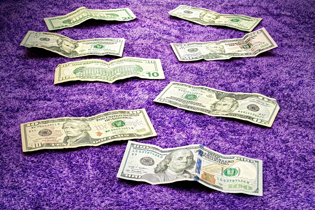 Conduttori di Striscia la Notizia durante una puntata, con grafica dei loro guadagni.