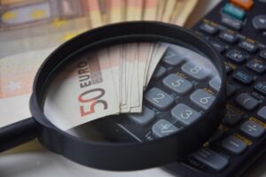 Tabella INPS con cifre nette per l'aumento delle pensioni 2026. Controlla la tua fascia di appartenenza.
