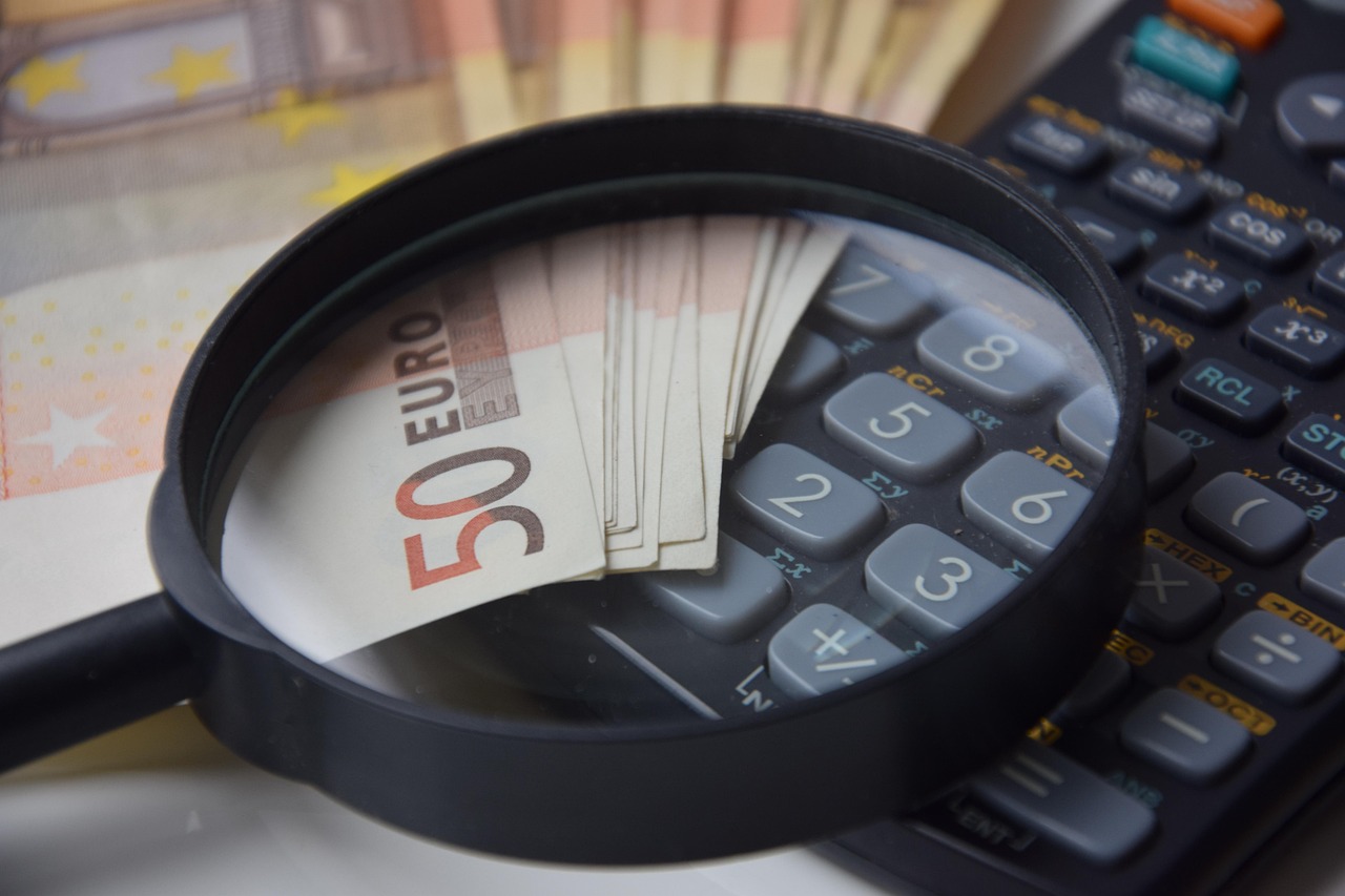 Tabella INPS con cifre nette per l'aumento delle pensioni 2026. Controlla la tua fascia di appartenenza.