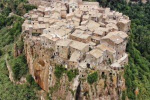 Borgo italiano affascinante, strade pittoresche e architettura storica, vivace e autentico.
