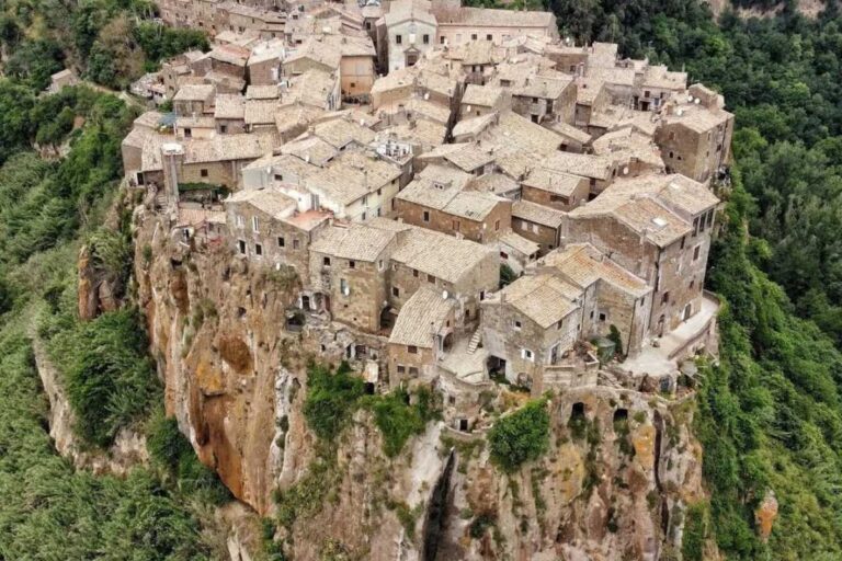 Il borgo italiano che sembra un museo a cielo aperto, ma è ancora vivo
