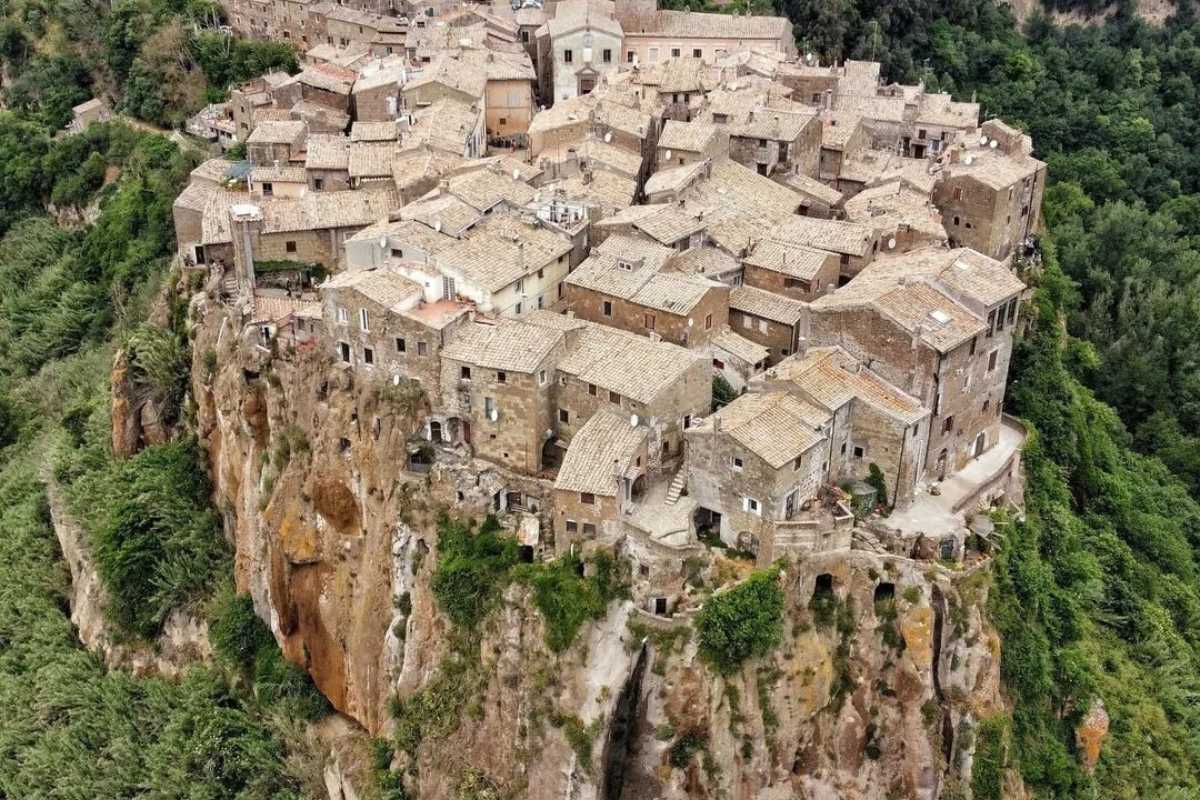 Borgo italiano affascinante, strade pittoresche e architettura storica, vivace e autentico.