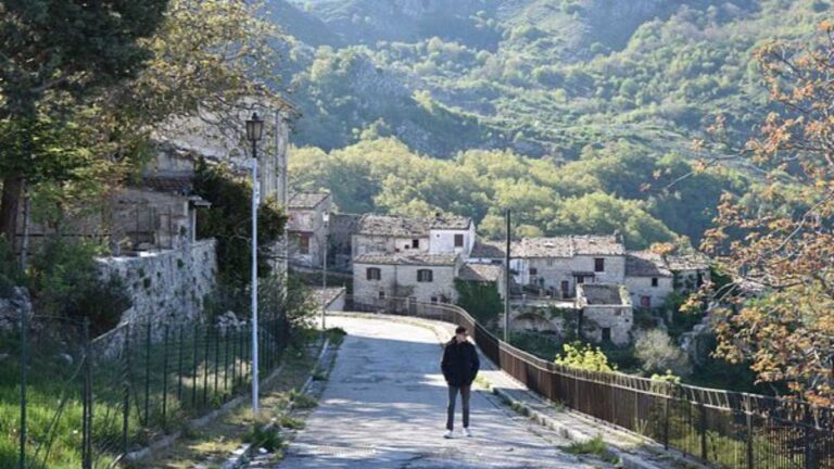 Il borgo nascosto che regala emozioni a chi lo scopre senza cercarlo