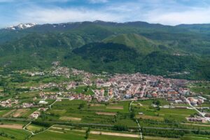 Vista panoramica di un villaggio pittoresco immerso nella natura, con case colorate e scorci suggestivi.
