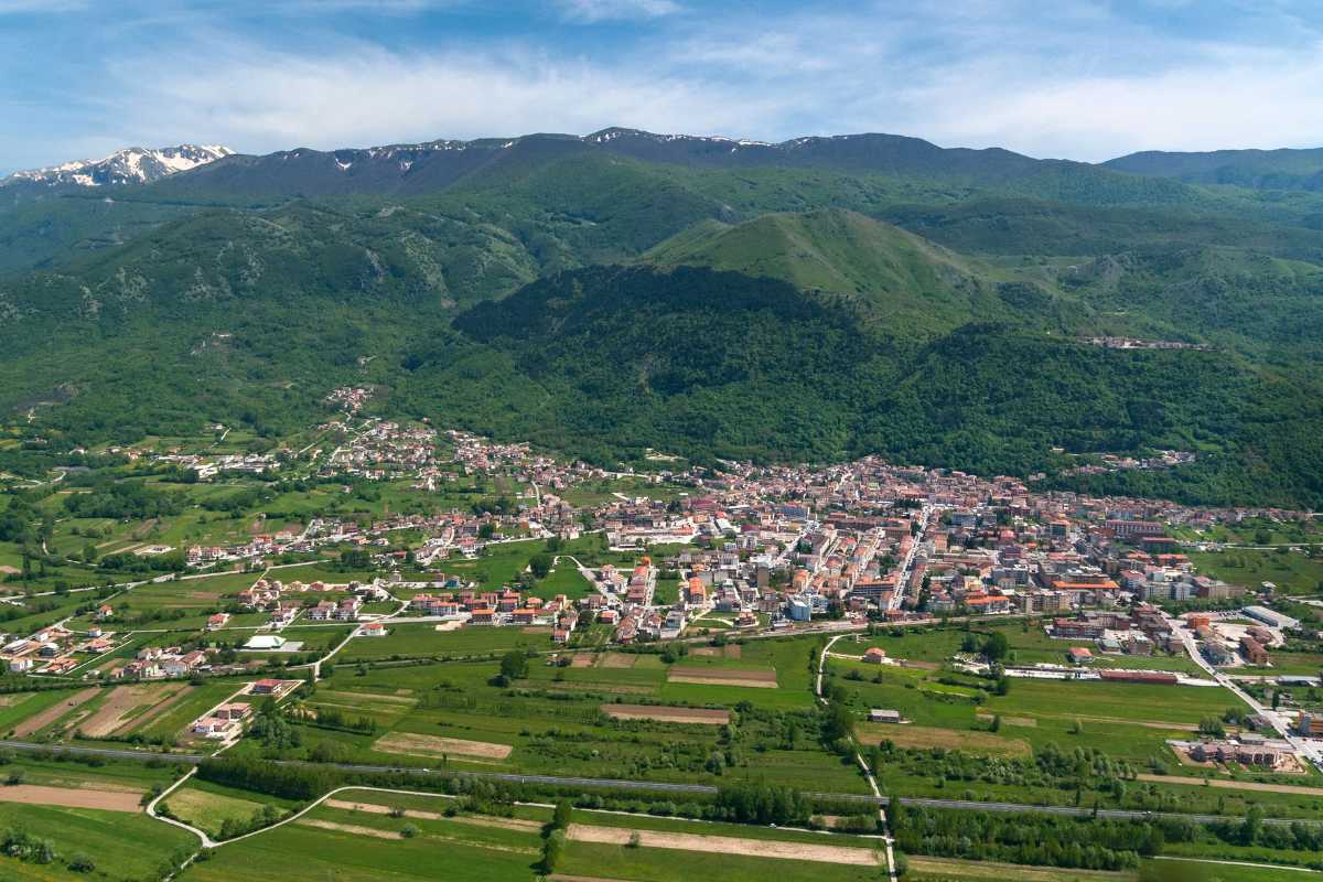 Vista panoramica di un villaggio pittoresco immerso nella natura, con case colorate e scorci suggestivi.