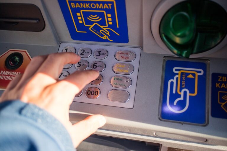 Prelievo bancomat: da febbraio paghi 2 euro di commissione, come evitarlo